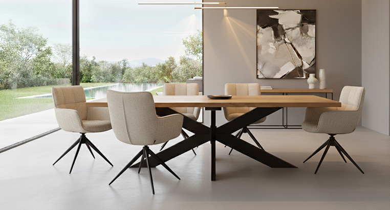 Eik Interieurtafel met Spiderpoot Zwart en Zandkleurige Stoelen